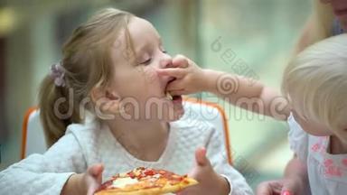 一个小孩子在<strong>快餐</strong>店吃披萨。 可爱的小女孩肖像有趣的吃<strong>快餐</strong>场在商场